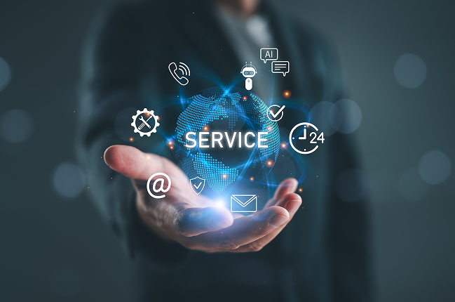 Mano sosteniendo holograma digital con íconos de servicio y comunicación, simbolizando la disponibilidad del 99.9 % y el soporte local 24/7 en tu idioma ofrecido por Aquila+ de IMEXHS