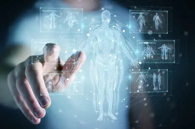 Profesional interactuando con holograma médico digital que muestra anatomía humana y estudios clínicos, representando la integración de más de 40 sistemas HIS en LATAM y la conexión remota mediante Aquila+ de IMEXHS