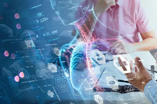 Interfaz médica digital con visualización de anatomía y conectividad de datos clínicos, representando la conexión bidireccional entre el sistema HIS y la plataforma Aquila+ de IMEXHS para un flujo radiológico sin fricción