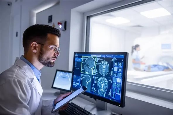 Transforma tu flujo de radiología con un RIS virtual avanzado 