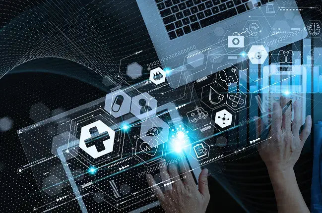 Profesional médico utilizando una plataforma digital con íconos de salud y tecnología, representando la experiencia intuitiva y moderna de Aquila+ de IMEXHS, diseñada por médicos para médicos.