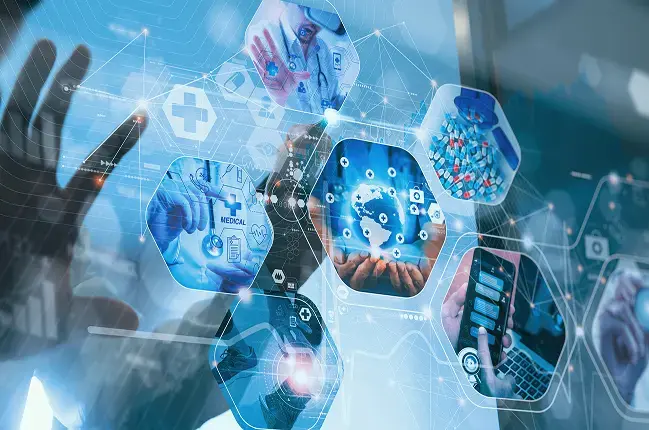 Interfaz digital con íconos médicos y de inteligencia artificial que representan la interoperabilidad hospitalaria y la integración de sistemas HIS mediante estándares HL7 y FHIR con Aquila+ de IMEXHS.