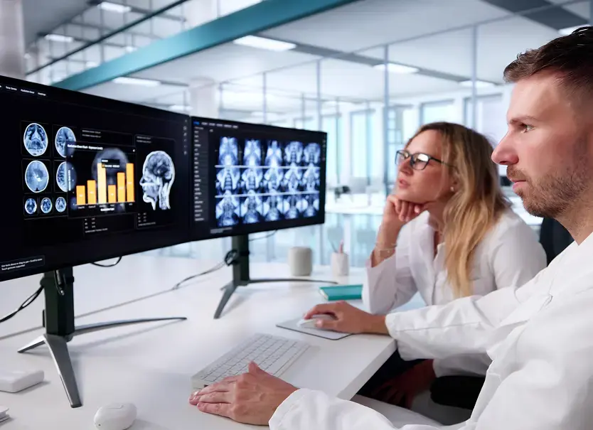 Profesionales de la salud analizando estudios radiológicos en monitores con gráficos y diagnósticos digitales, representando el crecimiento ordenado y autónomo con el software de radiología en la nube Aquila+ de IMEXHS